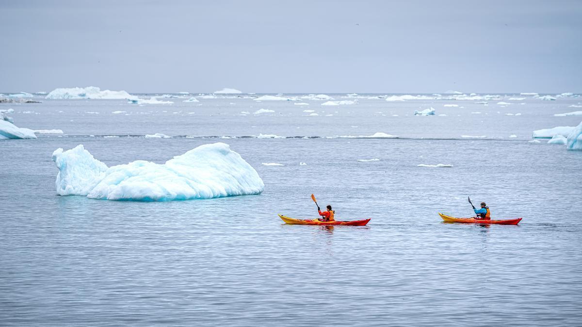 Explorando el vasto océano lleno de grandes icebergs en el fiordo de hielo de Ilulissat, Groenlandia