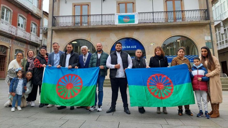 Despliegue de la bandera en la Praza da Verdura.  | // FDV