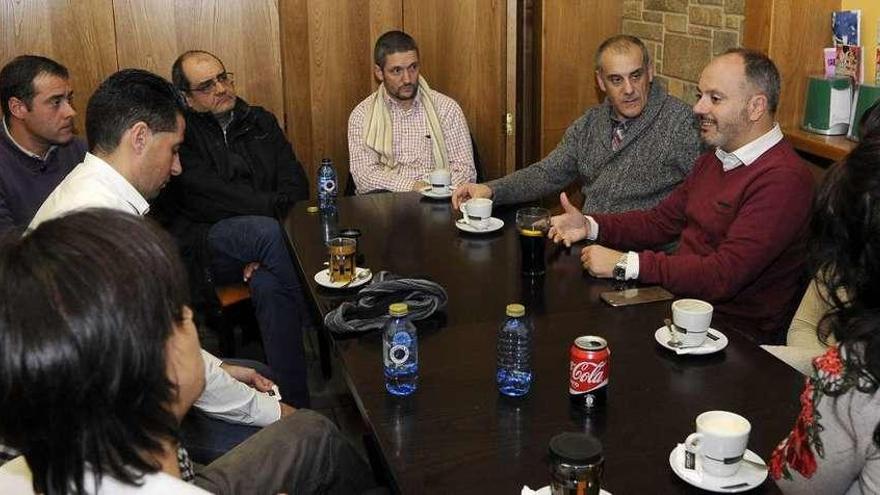 David Regades, ayer, con militantes en un bar de Vila de Cruces. // Bernabé/Javier Lalín