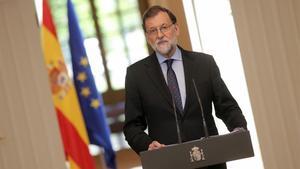El presidente del Gobierno, Mariano Rajoy, atiende a los periodistas en una rueda de prensa en el palacio de la Moncloa.