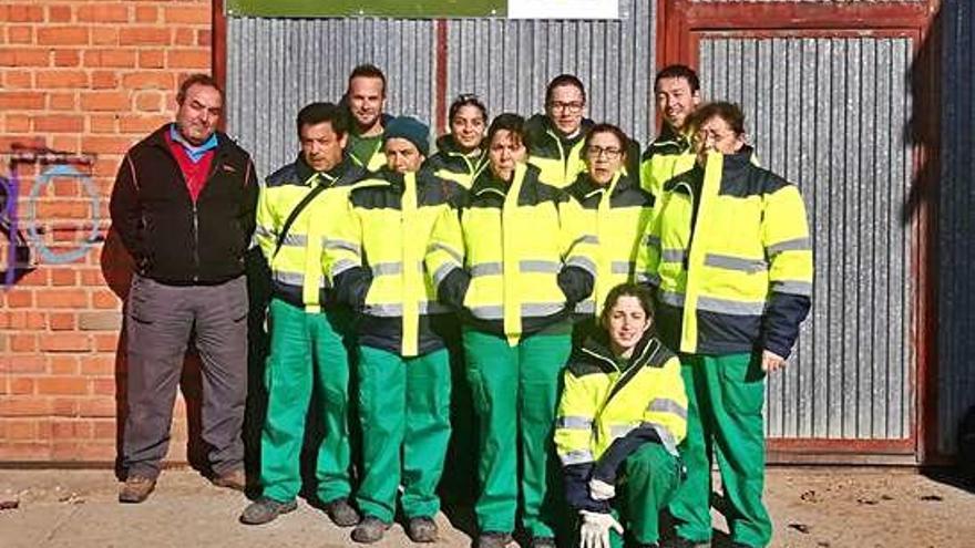 Los alumnos del programa posan con los monitores y el alcalde de Morales, Luis Segovia.