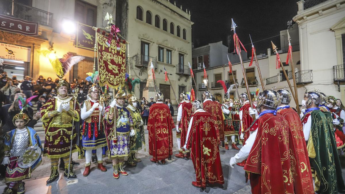 &quot;Los Armaos&quot;, centuria romana que participa en la Semana Santa oriolana