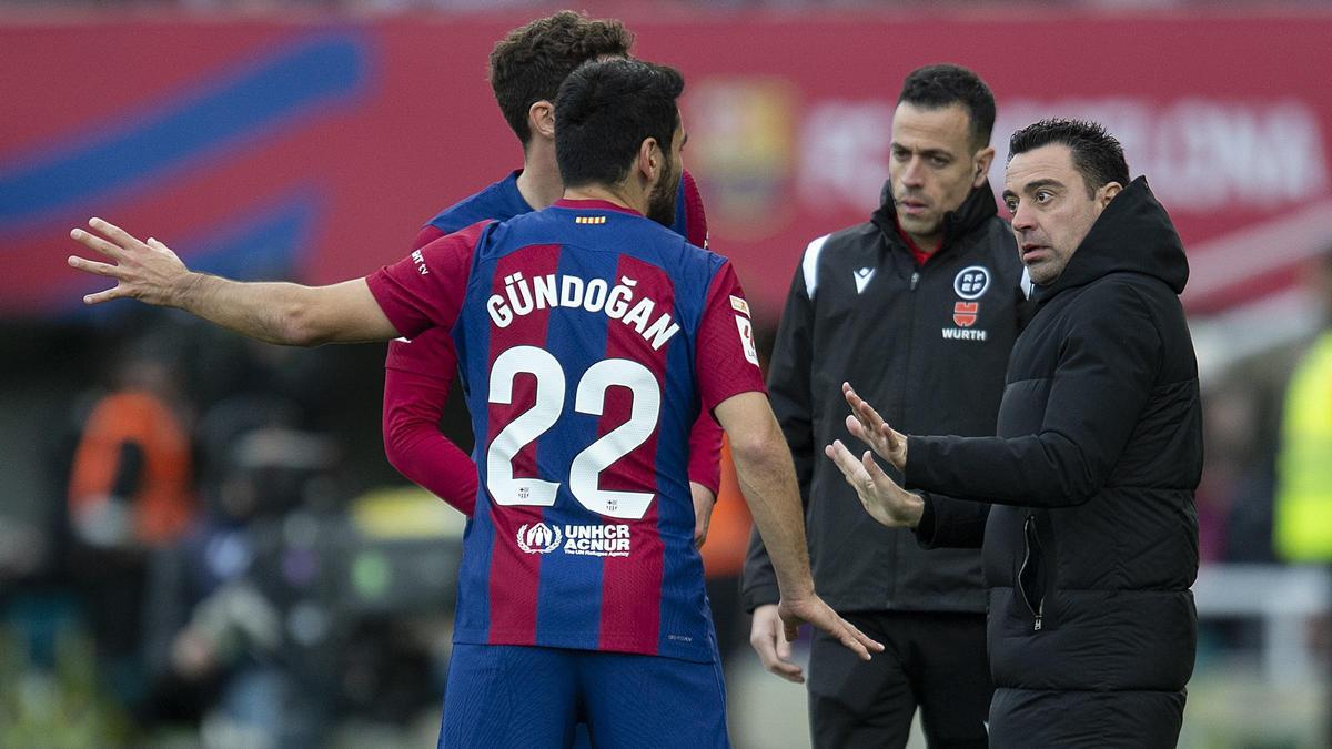 Xavi conversa con Gündogan en la banda durante el partido de Liga entre Barça y Getafe en Montjuïc.