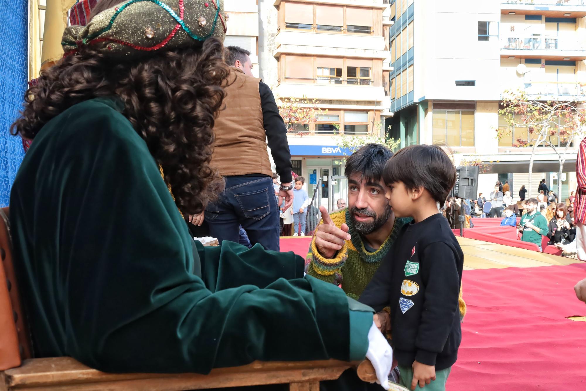 Multitudinaria entrega de las cartas de los niños de Vila-real a los pajes reales