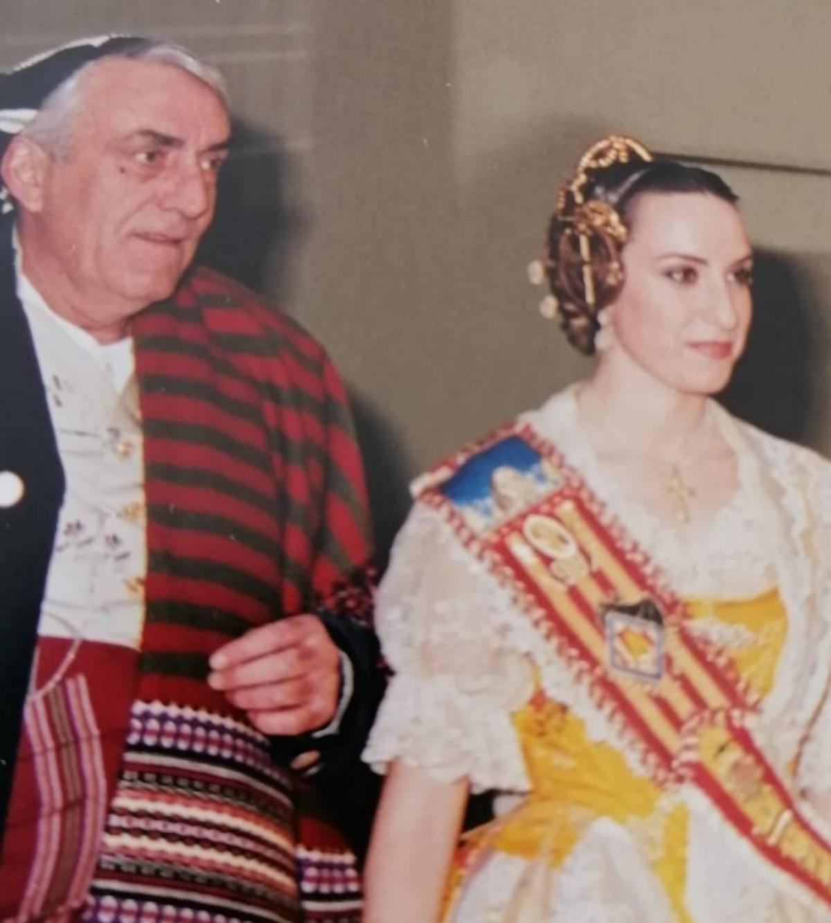 Arancha, con su padre, Jaime Dolz, cuando fue fallera mayor en 1997