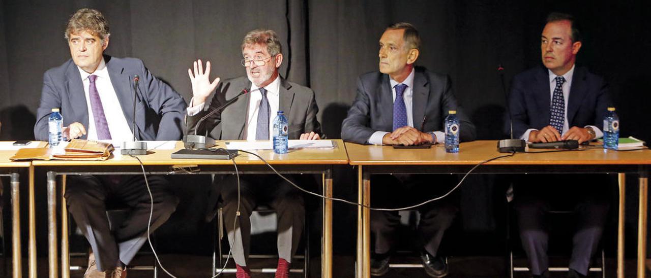 Desde la izq. César Mata, Fernando Herce, Alejandro Legarda y Diego Fontán, cuatro de los consejeros de la antigua matriz, en la asamblea celebrada en Chapela el pasado mes de septiembre. // Marta G. Brea