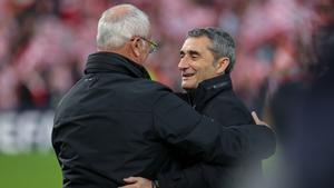 Ranieri y Valverde se saludan durante el partido