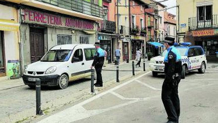 Dos agentes, en un control realizado por la Policía en Santa Marina. | M. J. C.