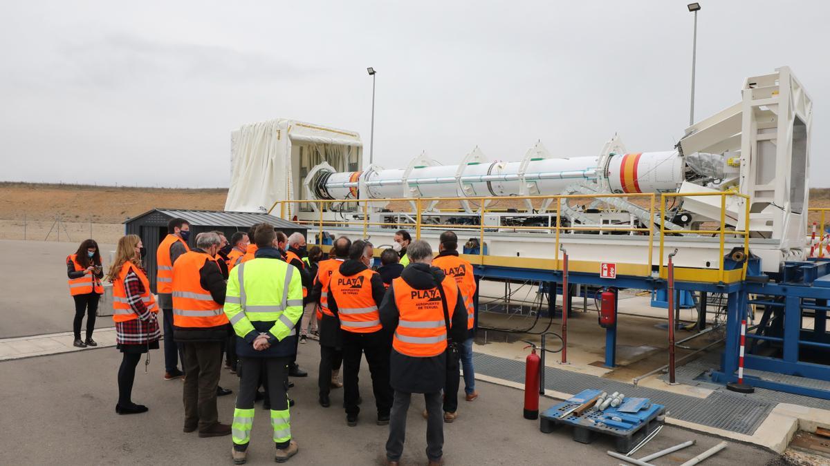 Prototipo del primer cohete espacial español, el Mihura 1, en las instalaciones de PLD Space en el aeropuerto turolense.