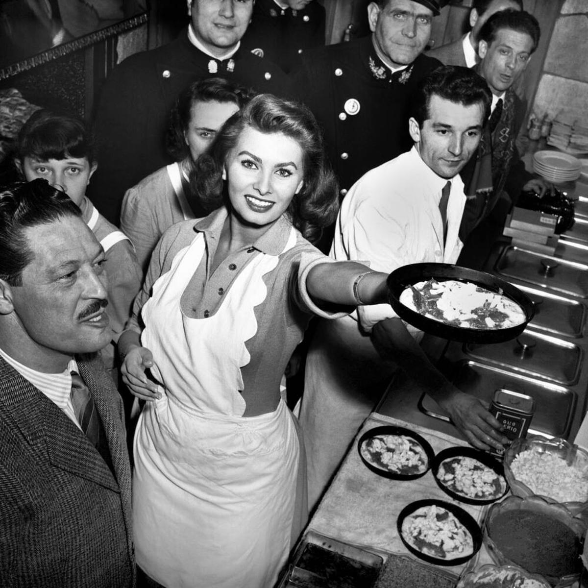 La actriz Sophia Loren en las cocinas del restaurante italiano Alduccio.