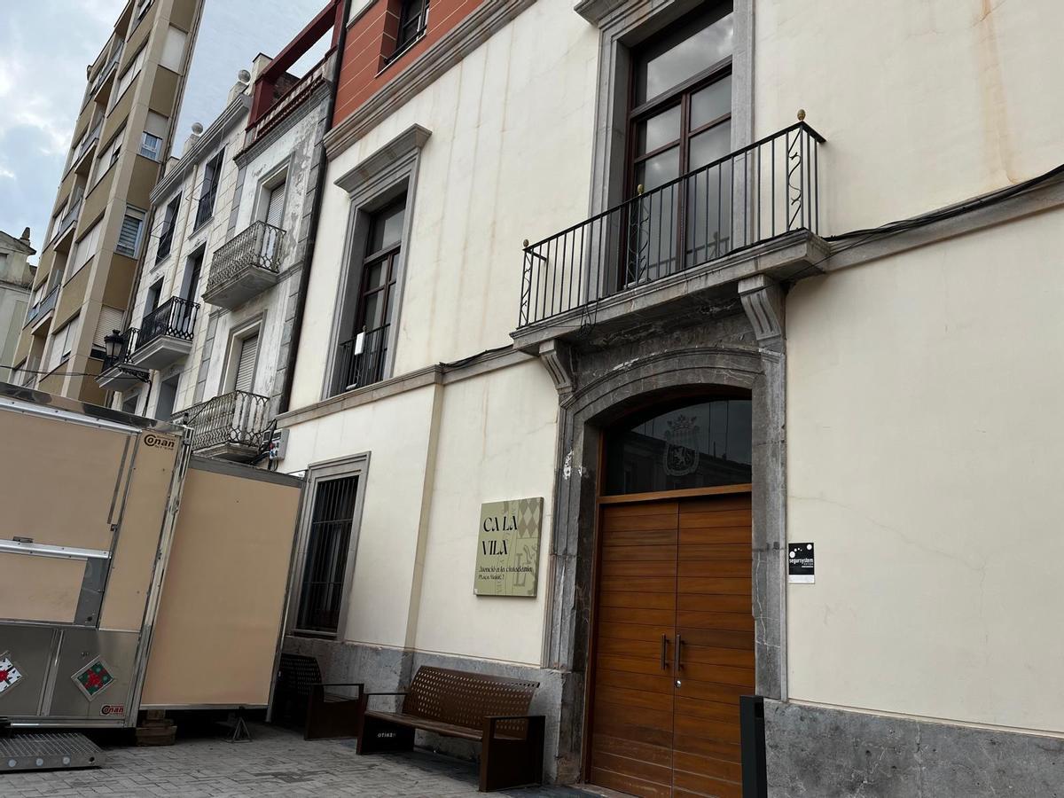 La vivienda está pegada al Ayuntamiento de Nules.