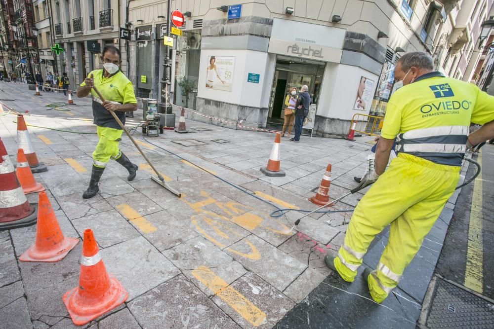 Oviedo comienza a borrar los polémicos carriles bici "experimentales"