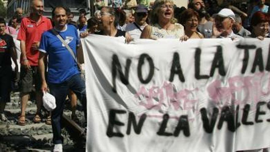 Los vecinos cortan en 2007 la vía en la Cañada en protesta por la tala de pinos en la Vallesa.