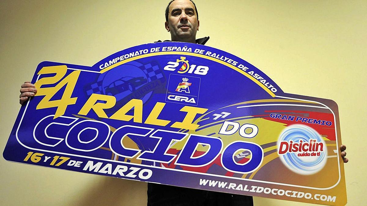Troitiño posa con el cartel del primer Rali do Cocido integrado en el CERA, en 2018. |  // BERNABÉ/JAVIER LALÍN