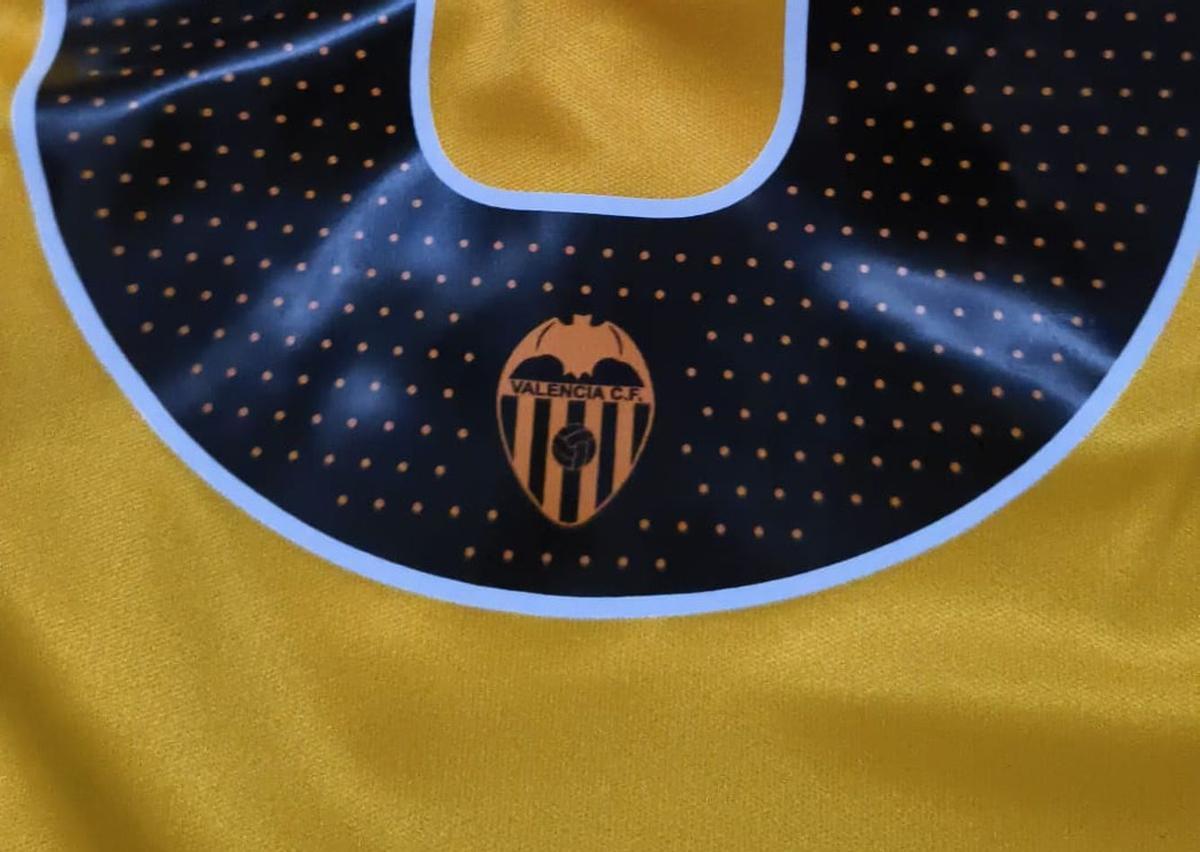 Detalle del escudo valencianista en una camiseta del Villarreal comprada en una web china de imitaciones.
