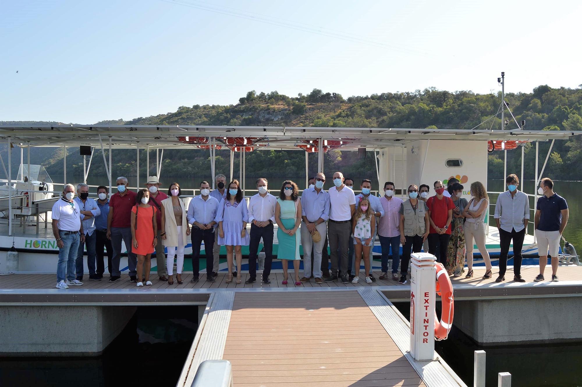 El barco solar de Hornachuelos realiza su paseo inaugural