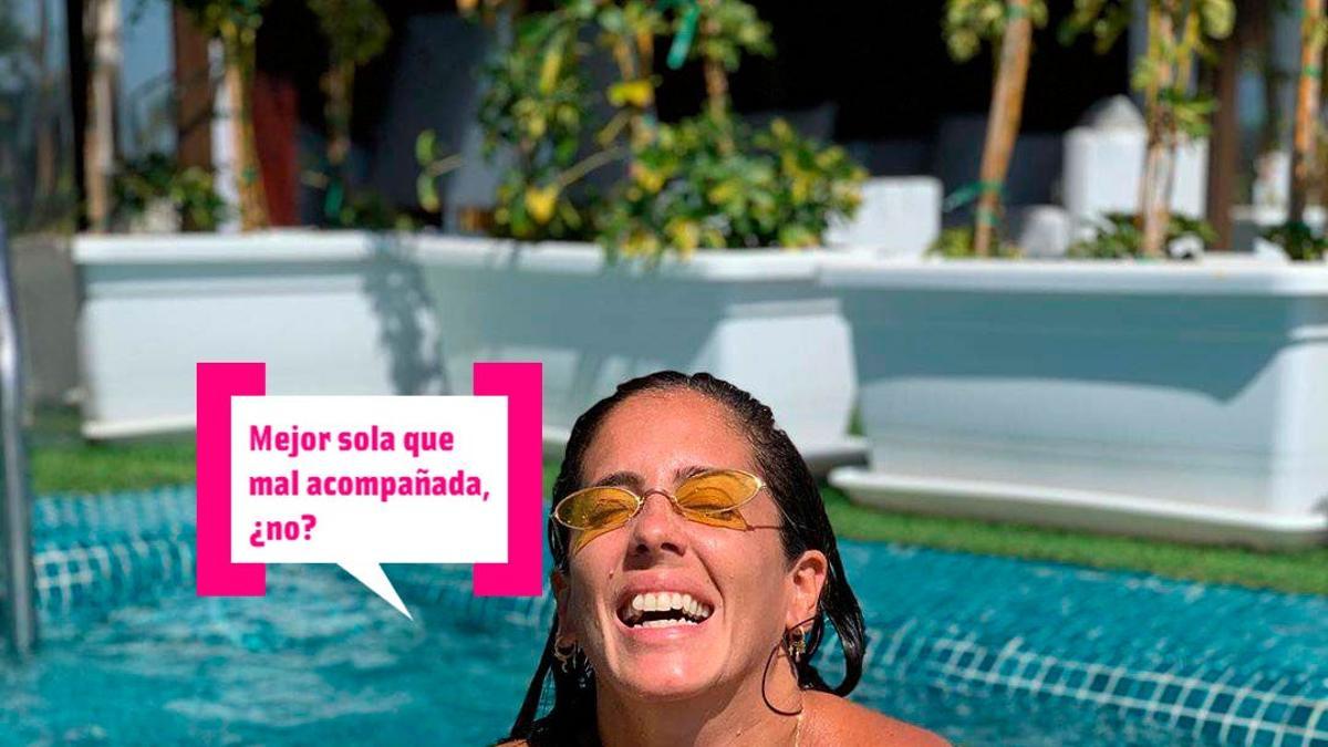 Anabel Pantoja riéndose (y con gafas de sol amarillas) en la piscina