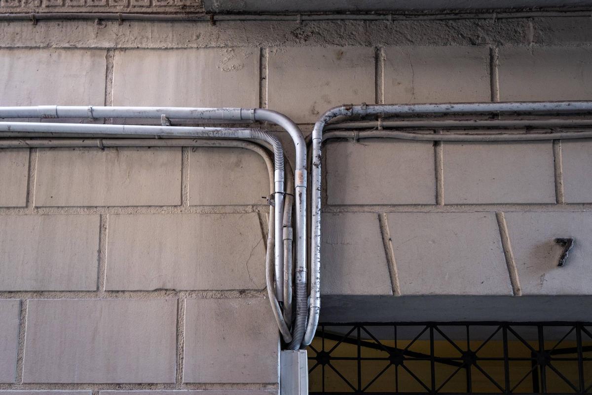 Barcelona trata de poner fin a las marañas de cables en las fachadas