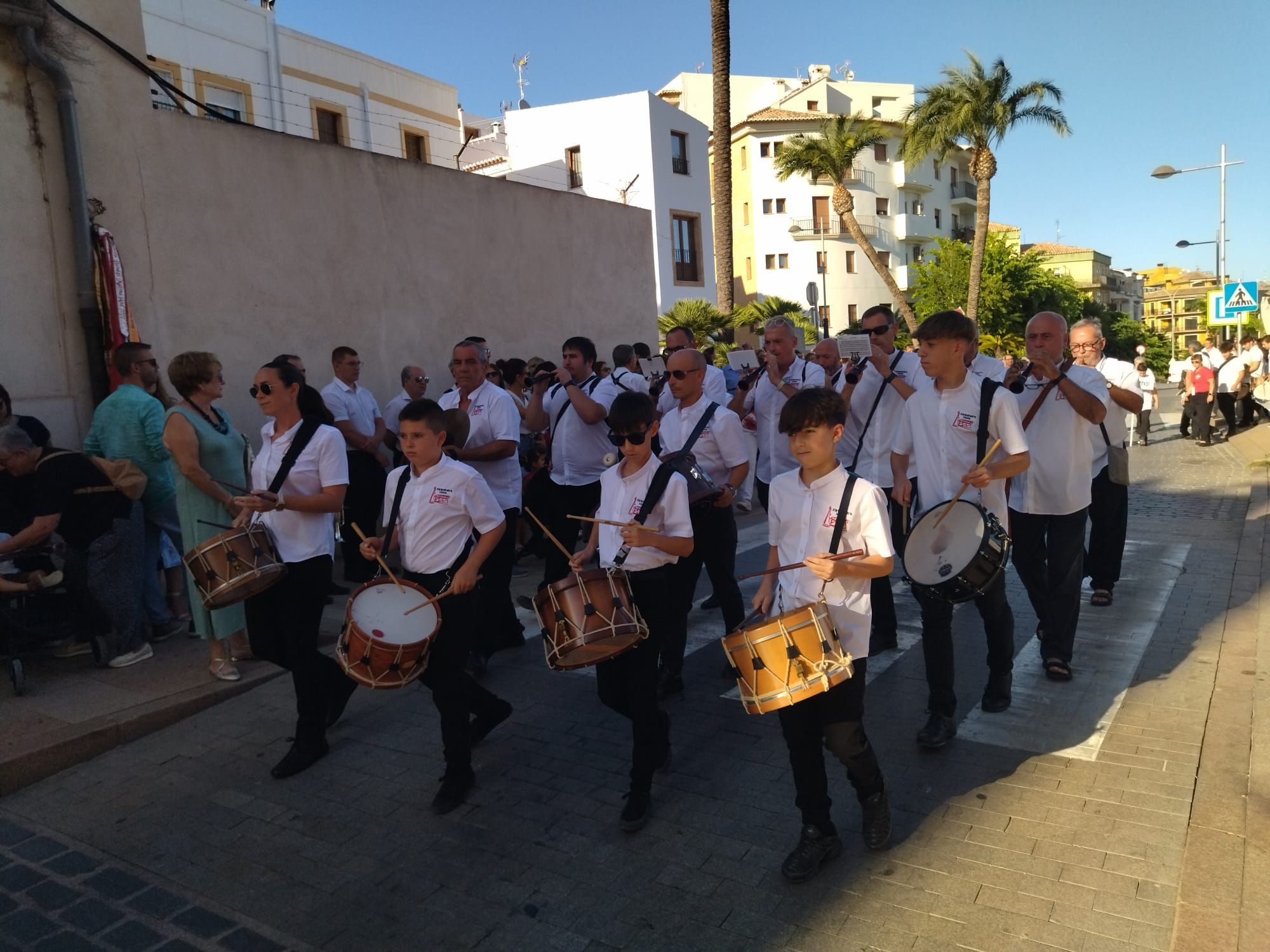 Xàbia, capital de la música: más de 800 músicos de toda la comarca llenan de vida las calles (imágenes)