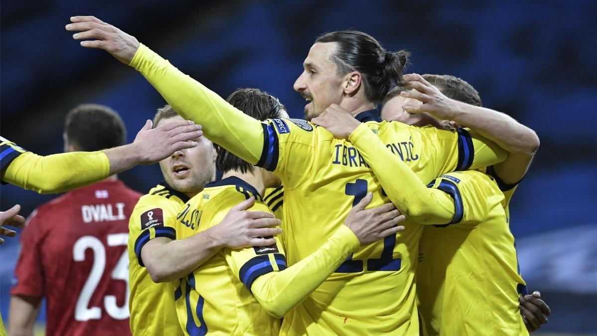 Ibrahimovic celebrando junto a sus compañeros el gol de Suecia