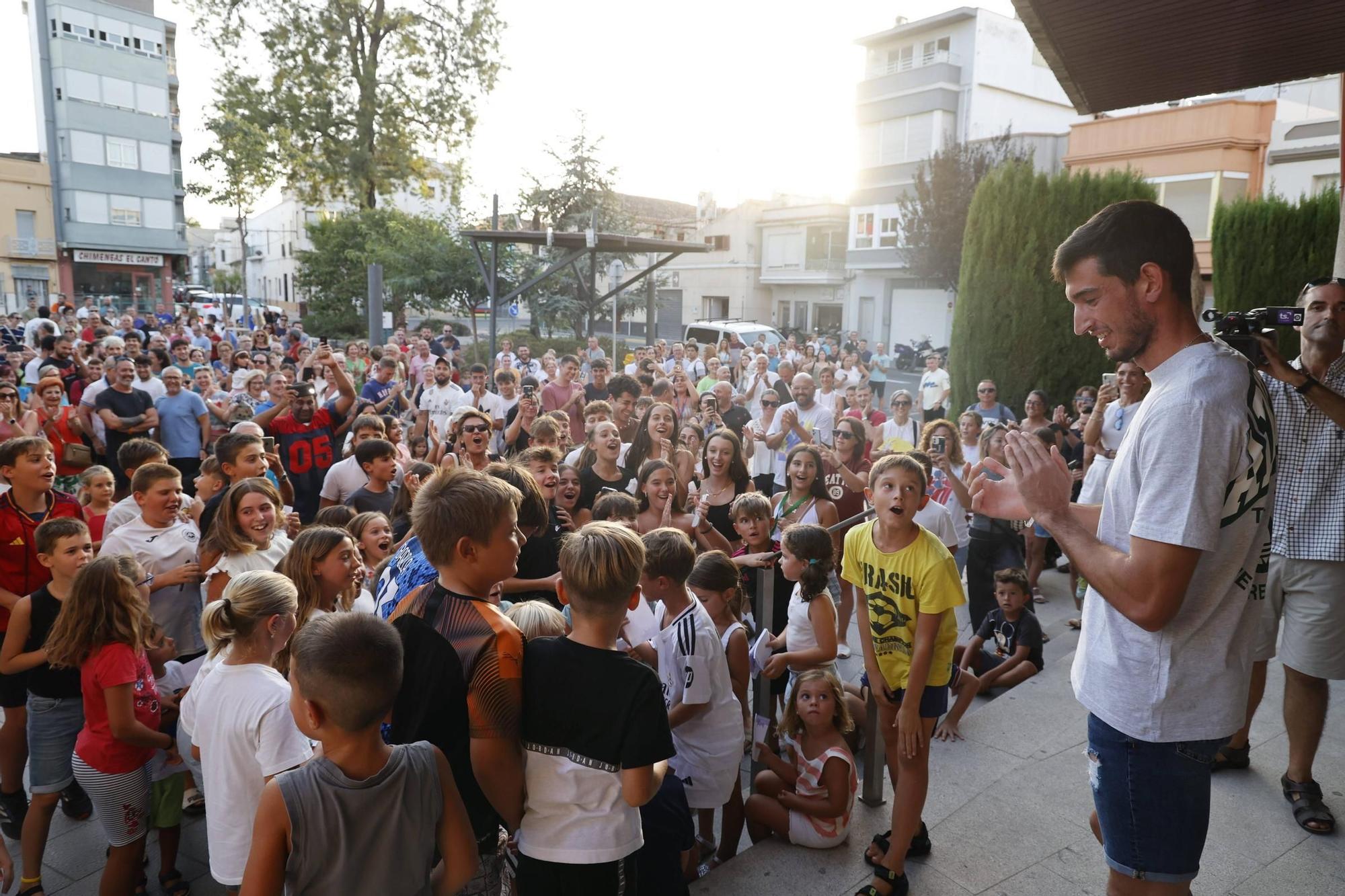 Así ha recibido Bellreguard al atleta Quique Llopis