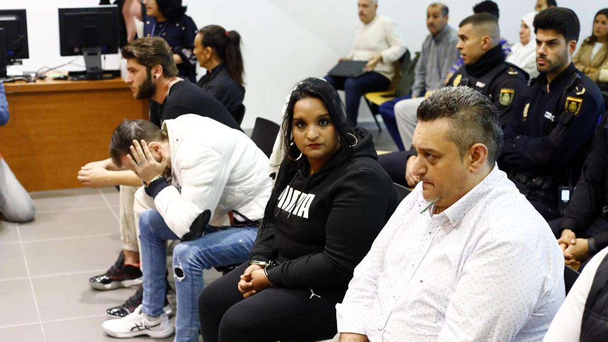Sara Giménez Clavería y el conocido como El Recortao, junto al supuesto sicario con las manos en la cabeza.