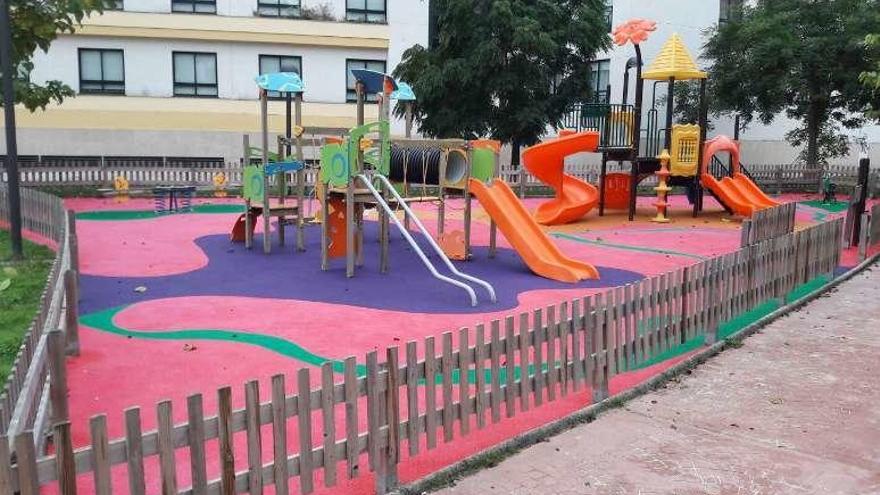 El parque de Os Tendales, tras la instalación del suelo de caucho.