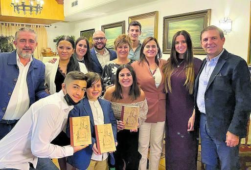 Foto de familia de los hijos y nietos de Rafael Fuentes Aragón, con motivo de la publicación de su biografía.