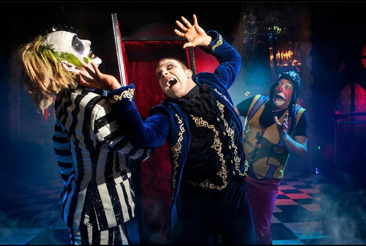Actores del Circo Encantado de Badajoz durante una de sus funciones.