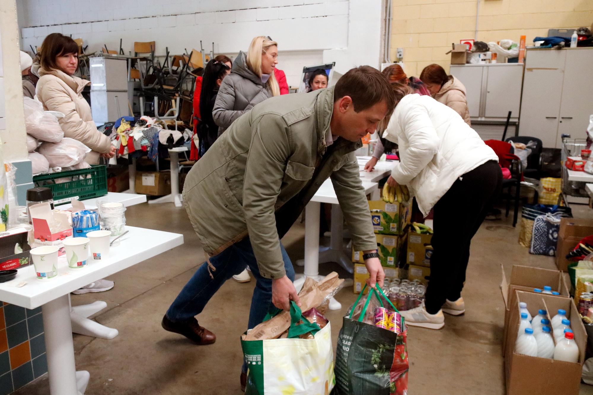 Aliments, roba i suport emocional per a 150 famílies ucraïneses refugiades a les comarques gironines