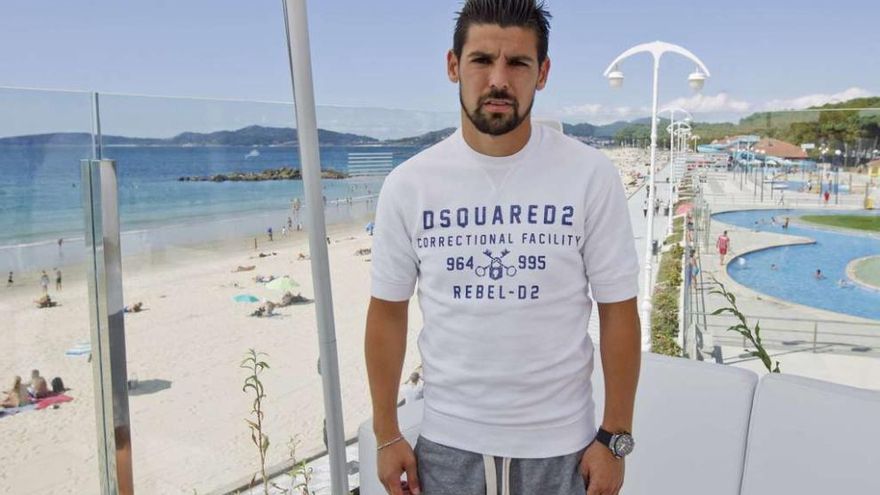 Nolito, en la terraza de uno de los restaurantes de la playa de Samil, el jueves pasado. // Ricardo Grobas