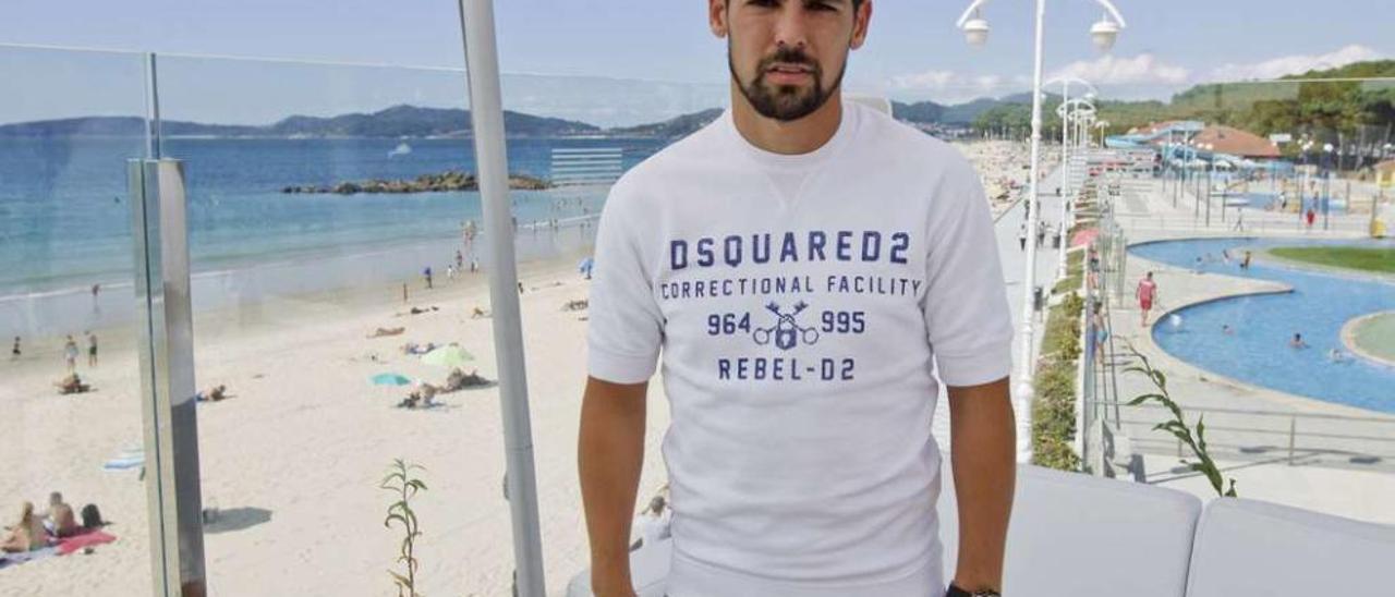 Nolito, en la terraza de uno de los restaurantes de la playa de Samil, el jueves pasado. // Ricardo Grobas