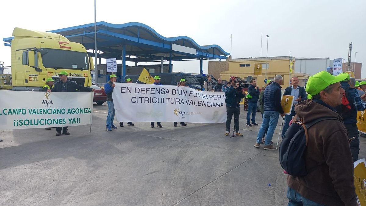 Los agricultores protestan en PortCastelló.