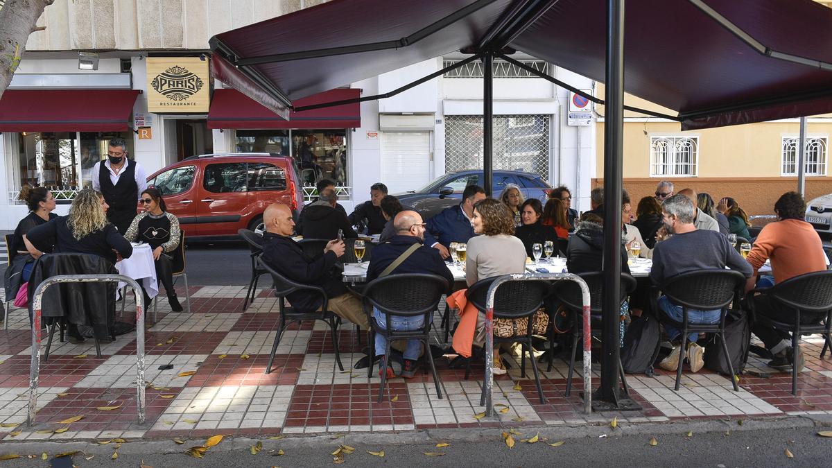 La terraza del renovado Restaurante París días después de su reapertura