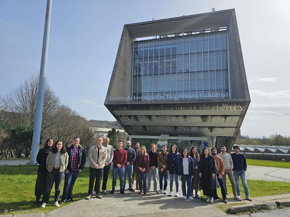 Foto de familia del comité organizador ante las instalaciones de Cintecx.