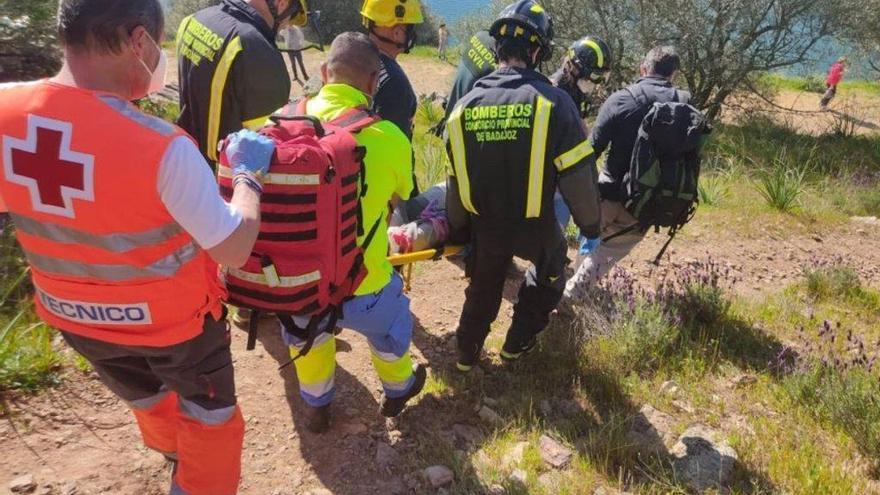 Un escalador de 56 años resulta herido grave en Alange