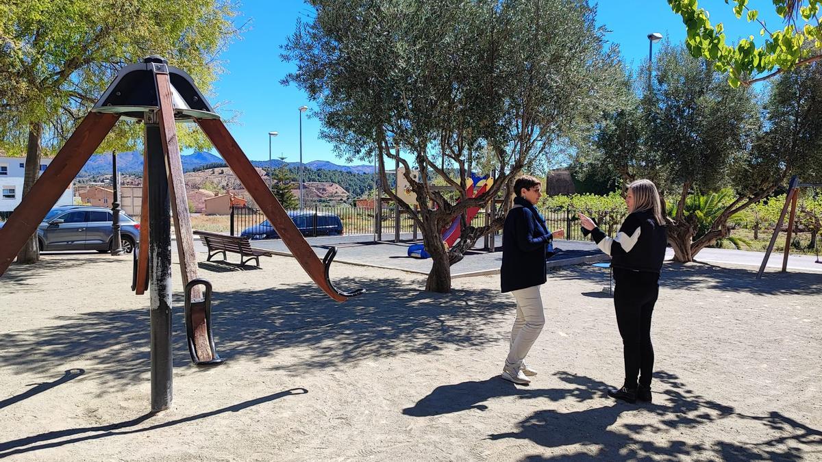 La alcaldesa, Mª Carmen Climent, visita uno de los parques en los que se va actuar.