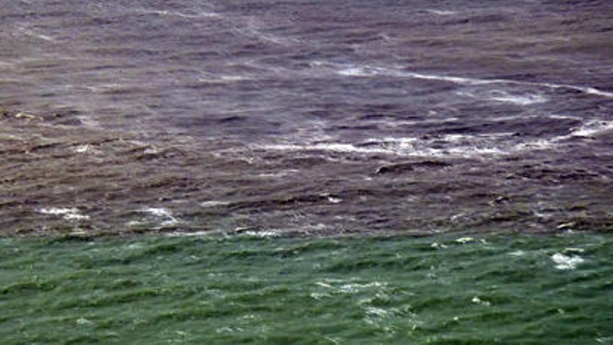 La silueta del volcán submarino del Mar de Las Calmas, ayer, desde La Restinga. A lado, la mancha de color verde. i BORJA SUÁREZ/EFE