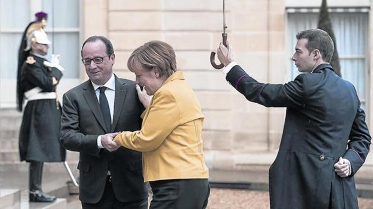 François Hollande y Angela Merkel, ayer juntos en el Elíseo.