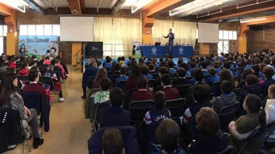 Encuentro del director de cine Roberto Santiago con 400 niños