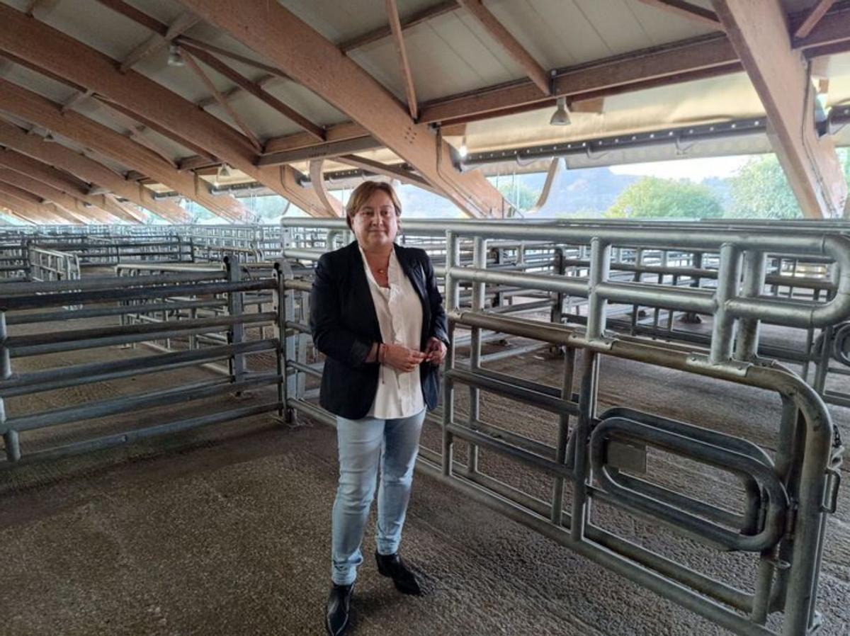 Ana Nosti, ante las jaulas del mercado. | L. R.