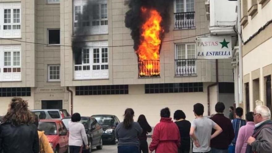 Tres personas trasladadas y un edificio desalojado en Betanzos por un incendio en una de las viviendas