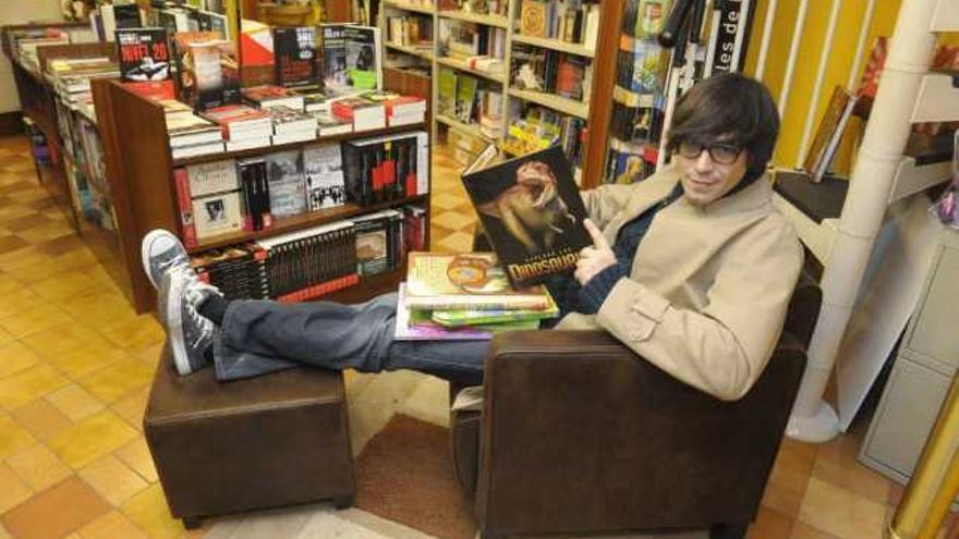 El humorista Luis Piedrahita, en la librería Molist. / víctor echave