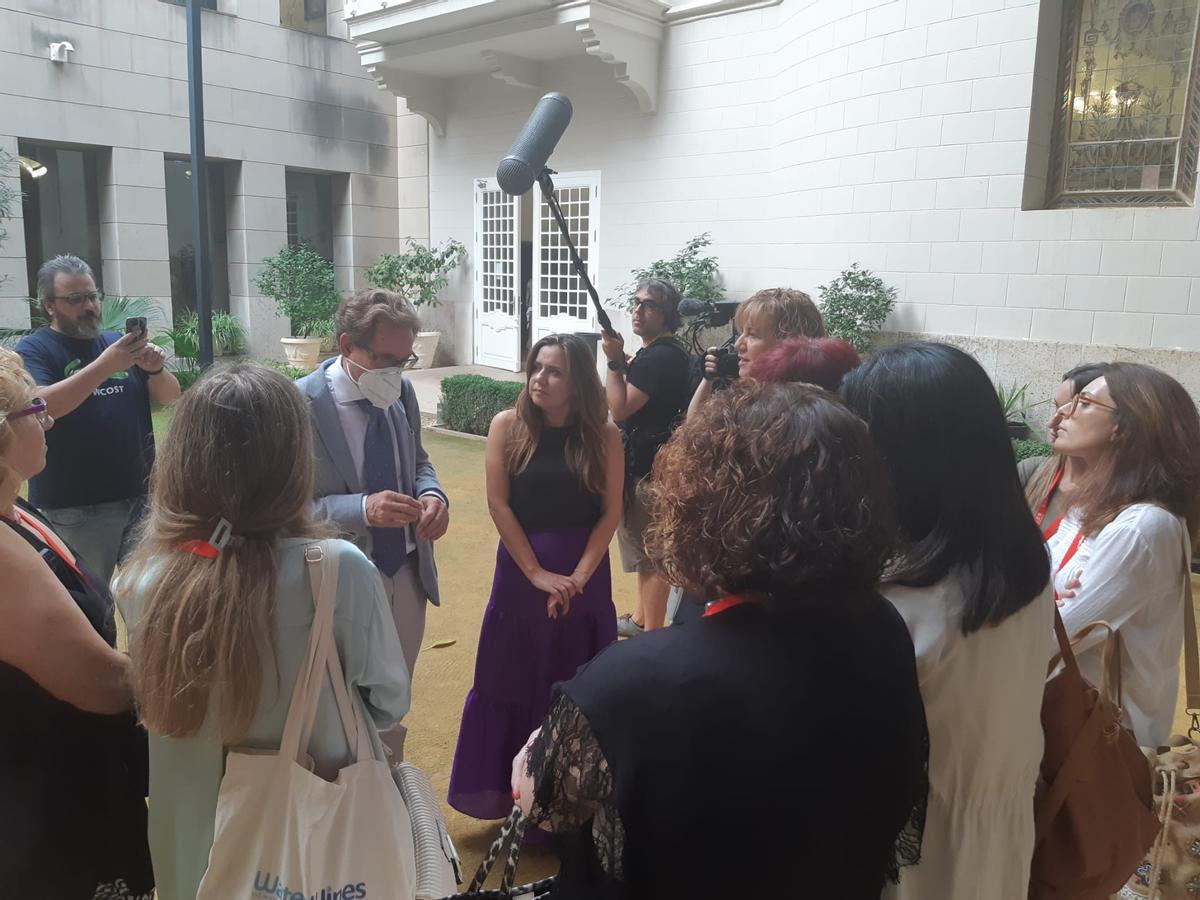 El conseller Mínguez, durante su charla con las matronas.