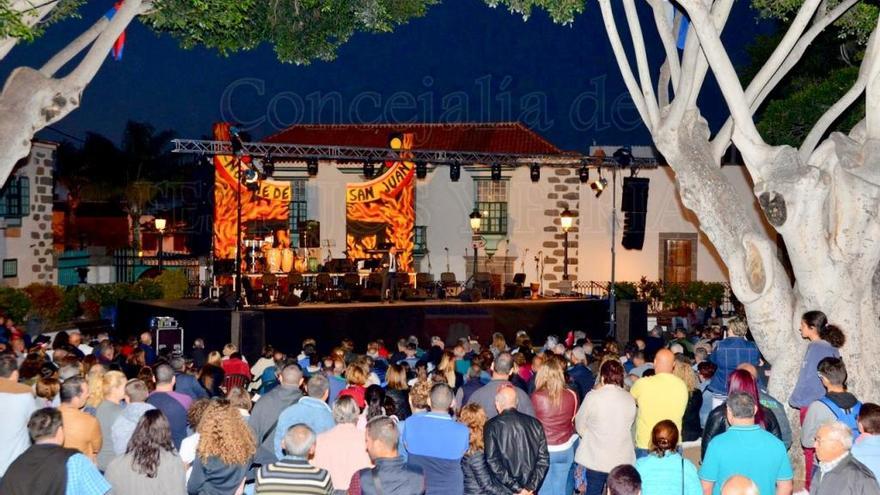 La plaza de San Juan, en la noche del viernes, durante las actuaciones de Araguaney y Maestro Florido