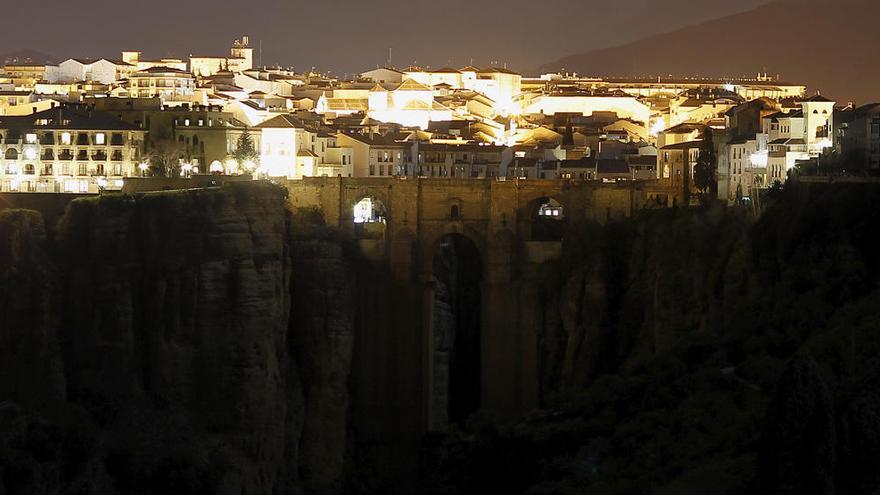 Una imagen nocturna de Ronda.