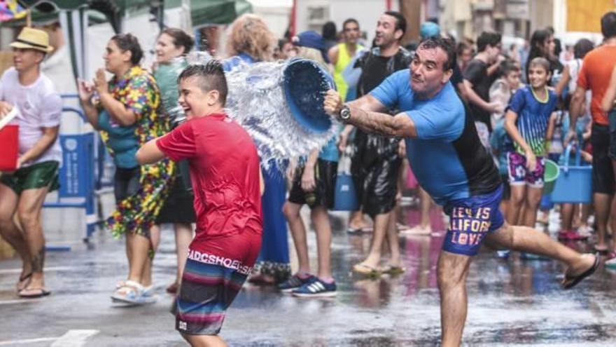 El Raval Roig disfruta con la Poalà, las cucañas, el caldero y los Playbacks