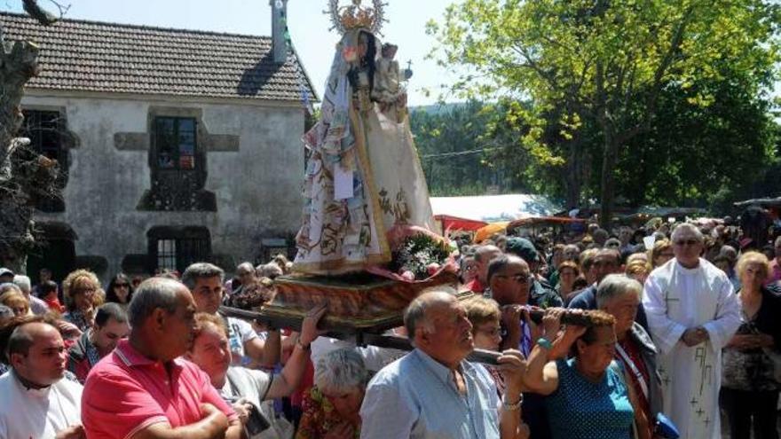 Un momento de la esperada procesión en Requián.  // Bernabé/Javier Lalín