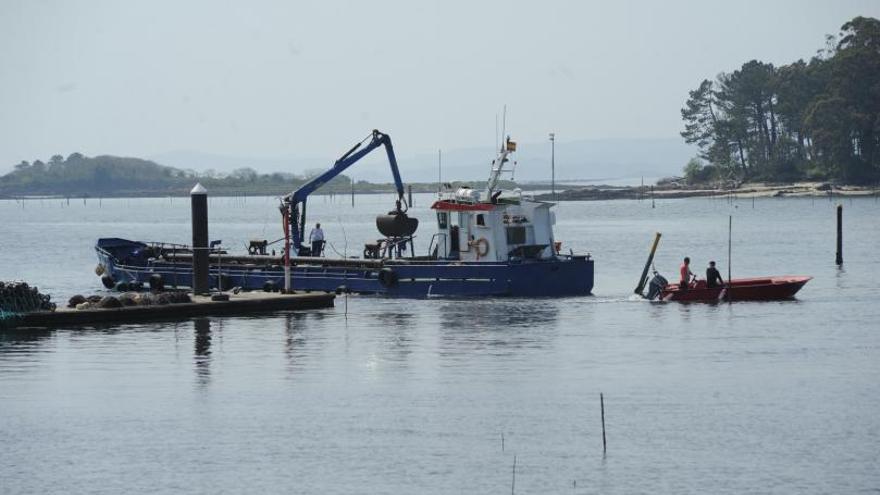 Dragado en el canal de acceso al puerto de Carril, anterior a la clausura del punto de vertido de Sálvora. |  // IÑAKI ABELLA