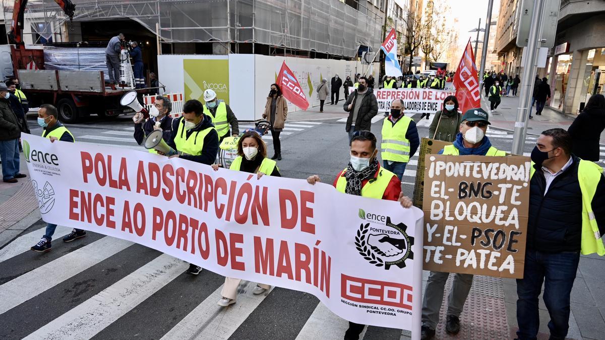 Una manifestación anterior de trabajadores de Ence en la que ya se solicitaba la adscripción de los terrenos al Puerto de Marín.